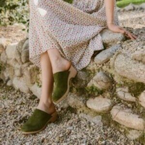 NEW Suede DOEN GREEN WOODEN CLOGS